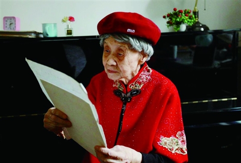 午后温馨的时光,乐文淑要研习半小时乐谱